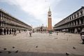 Der Markusplatz mit Markusdom, Campanile und Dogenpalast. Die Länge des trapezförmigen Platzes beträgt 175m