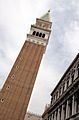 Der Campanile ist 98 m hoch und wurde nach seinem Einsturz 1902 wieder aufgebaut.