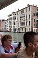 Der Canale Grande verläuft S-förmig durch die Stadt, ist zwischen 24 und 70 Meter breit und knapp 4 Kilometer lang.