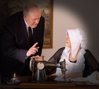 Nach der Reparatur will der Monteur Ratschläge geben, hat aber keine Ahnung (siehe Gesichtsausdruck der Näherin)