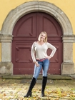Model strahlt Fotografen oder Kamera an?