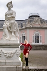 Zwei Frauen vorm Schloss