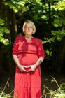 Werdende Mutter hat auch ein anderes Outfit mitgebracht