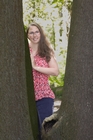 Model zwischen Bäumen