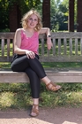 Model schaut Assistenten & Fotograf beim Aufbau zu