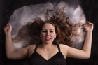 Model liegt im Rauch