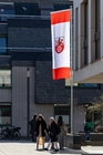 Flagge der Stadt Ratingen vor dem Rathaus