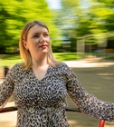 Model und Fotograf auf einem Drehkarussell