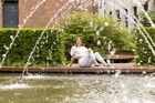 Durch die Wasserfontänen